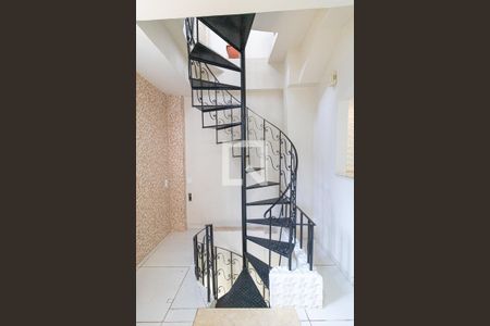Escada de casa para alugar com 2 quartos, 60m² em Engenho de Dentro, Rio de Janeiro