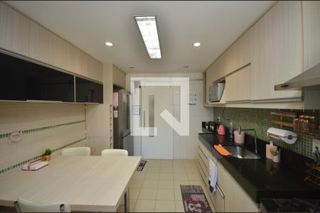 Apartamento à venda com 180m², 3 quartos e 2 vagasCozinha