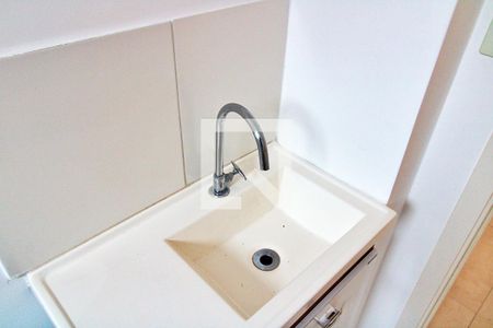 Banheiro de apartamento à venda com 2 quartos, 48m² em Jardim Santa Rosa, Taboão da Serra