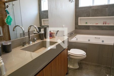 Casa à venda com 460m², 4 quartos e 2 vagasBanheiro da Suíte 4