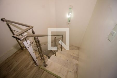 Casa de condomínio para alugar com 245m², 3 quartos e 2 vagas Casa de condomínio para alugar com 245m², 3 quartos e 2 vagasEscada