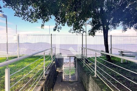 Casa de condomínio para alugar com 245m², 3 quartos e 2 vagasAcesso direto do Condomínio ao Guaiba