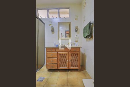 Casa à venda com 354m², 4 quartos e 7 vagasBanheiro Corredor 