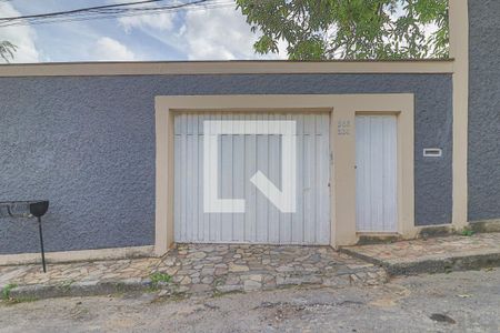 Casa à venda com 354m², 4 quartos e 7 vagasFachada