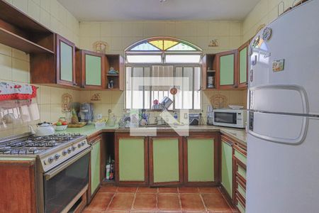 Casa à venda com 354m², 4 quartos e 7 vagasCozinha 