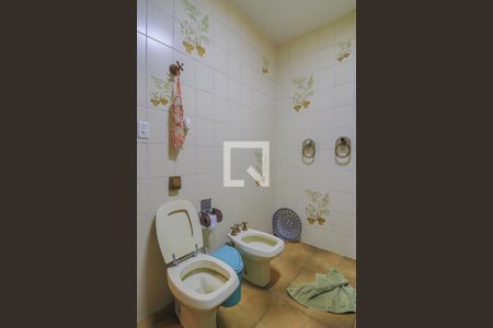 Casa à venda com 354m², 4 quartos e 7 vagasBanheiro Corredor 