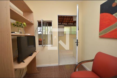 Sala de TV de casa para alugar com 2 quartos, 50m² em Cantagalo, Niterói
