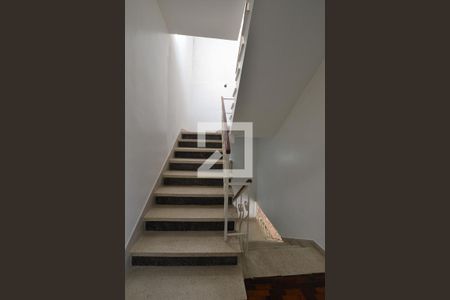 Casa à venda com 250m², 4 quartos e 2 vagasEscada