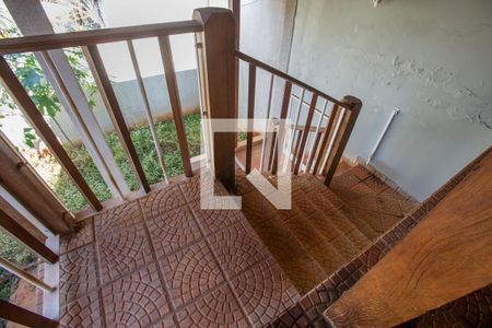Escada de acesso da varanda da sala ao quintal de casa para alugar com 3 quartos, 365m² em Parque dos Lagos, Ribeirão Preto