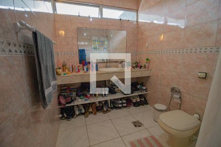 Casa de condomínio à venda com 268m², 4 quartos e 1 vaga Casa de condomínio à venda com 268m², 4 quartos e 1 vagaBanheiro da suite