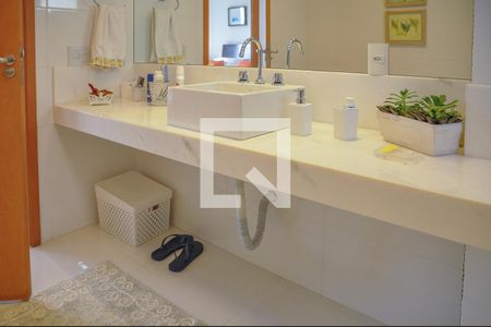 Apartamento à venda com 250m², 4 quartos e 2 vagasBanheiro da Suíte 3