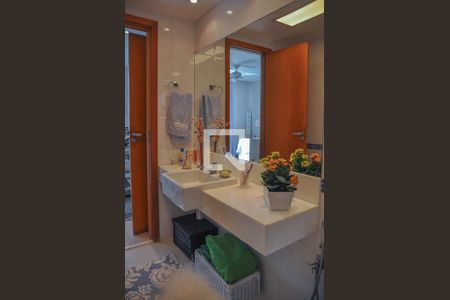 Apartamento à venda com 250m², 4 quartos e 2 vagasBanheiro da Suíte 1