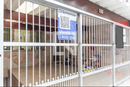 Casa à venda com 140m², 2 quartos e 2 vagas Casa à venda com 140m², 2 quartos e 2 vagasFachada