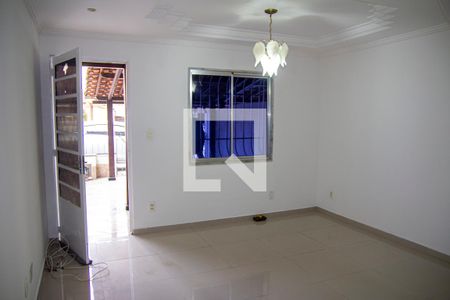 Sala de casa de condomínio para alugar com 2 quartos, 70m² em Galo Branco, São Gonçalo
