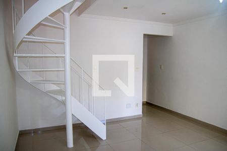 Sala de casa de condomínio para alugar com 2 quartos, 70m² em Galo Branco, São Gonçalo