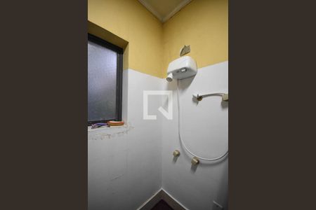 Casa à venda com 600m², 4 quartos e 3 vagasChuveiro do banheiro da suíte 2