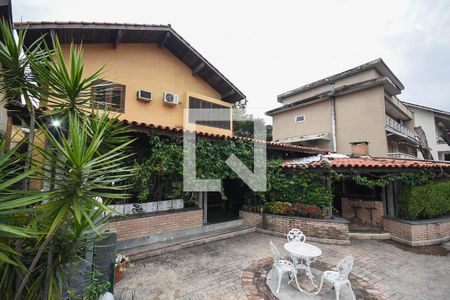 Casa à venda com 600m², 4 quartos e 3 vagasFachada posterior