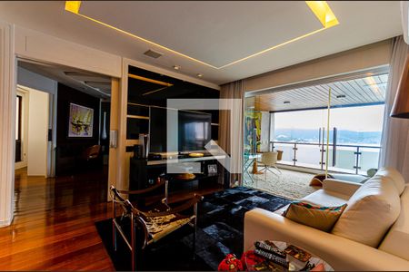 Apartamento à venda com 460m², 4 quartos e 2 vagas Apartamento à venda com 460m², 4 quartos e 2 vagasSala