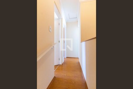 Casa de condomínio para alugar com 85m², 2 quartos e 2 vagasCorredor de Acesso aos Quartos e Banheiro do Segundo Andar
