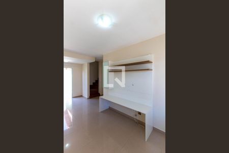 Sala de casa de condomínio para alugar com 2 quartos, 85m² em Granja Viana, Cotia