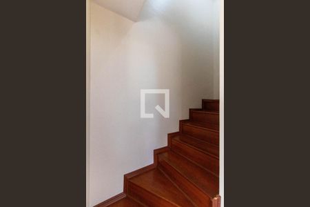 Escada de Acesso ao Segundo Andar de casa de condomínio para alugar com 2 quartos, 85m² em Granja Viana, Cotia