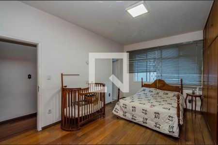 Casa à venda com 248m², 4 quartos e 4 vagasSuíte