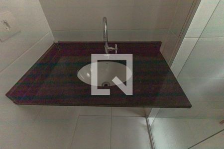 Banheiro Social de kitnet/studio para alugar com 1 quarto, 25m² em Cristo Rei, Curitiba