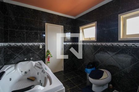 Casa à venda com 310m², 4 quartos e 4 vagas Casa à venda com 310m², 4 quartos e 4 vagasBanheiro da Suite