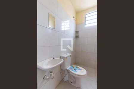 Banheiro da Suíte 1 de casa para alugar com 2 quartos, 60m² em Vila Bauab, São Paulo