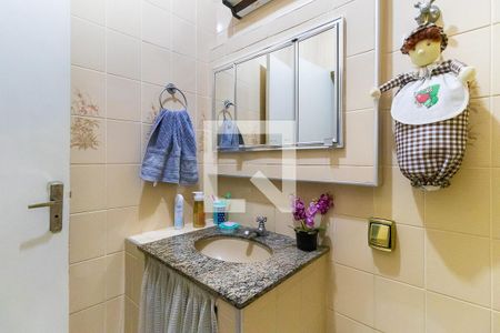 Casa à venda com 262m², 5 quartos e 4 vagas Casa à venda com 262m², 5 quartos e 4 vagasCasa de fundos - Banheiro