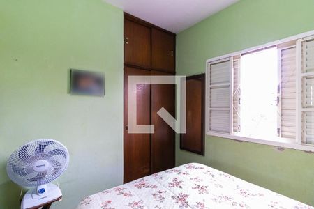 Casa à venda com 262m², 5 quartos e 4 vagas Casa à venda com 262m², 5 quartos e 4 vagasCasa de fundos - Quarto 1