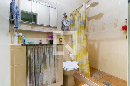 Casa à venda com 262m², 5 quartos e 4 vagas Casa à venda com 262m², 5 quartos e 4 vagasCasa de fundos - Banheiro