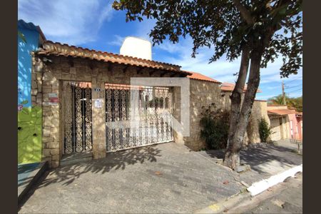 Casa para alugar com 590m², 5 quartos e 8 vagasFachada