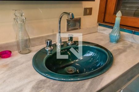 Casa de condomínio à venda com 478m², 4 quartos e 3 vagas Casa de condomínio à venda com 478m², 4 quartos e 3 vagasDetalhe do Banheiro da Suíte 2