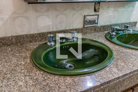 Casa de condomínio à venda com 478m², 4 quartos e 3 vagas Casa de condomínio à venda com 478m², 4 quartos e 3 vagasDetalhe do Banheiro Social