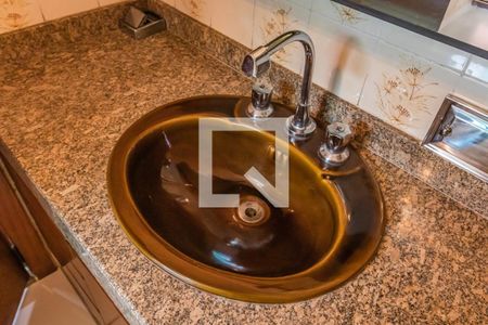 Casa de condomínio à venda com 478m², 4 quartos e 3 vagas Casa de condomínio à venda com 478m², 4 quartos e 3 vagasDetalhe do Banheiro da Suíte 1