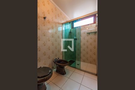 Casa de condomínio à venda com 478m², 4 quartos e 3 vagas Casa de condomínio à venda com 478m², 4 quartos e 3 vagasBanheiro da Suíte 1