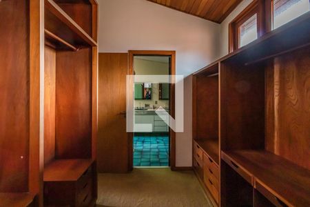 Casa de condomínio à venda com 478m², 4 quartos e 3 vagas Casa de condomínio à venda com 478m², 4 quartos e 3 vagasCloset da Suíte 2