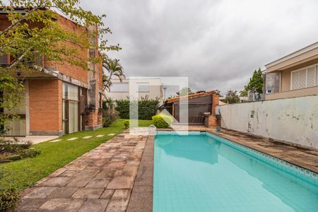 Casa de condomínio à venda com 478m², 4 quartos e 3 vagas Casa de condomínio à venda com 478m², 4 quartos e 3 vagasÁrea Externa