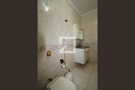 Casa à venda com 300m², 4 quartos e 5 vagasBanheiro social (piso superior)
