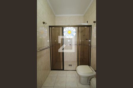 Casa à venda com 300m², 4 quartos e 5 vagasBanheiro social (piso superior)