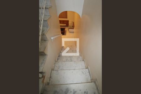 Casa à venda com 300m², 4 quartos e 5 vagasEscada