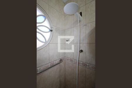 Casa à venda com 300m², 4 quartos e 5 vagasBanheiro social (piso superior)