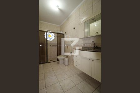 Casa à venda com 300m², 4 quartos e 5 vagasBanheiro social (piso superior)