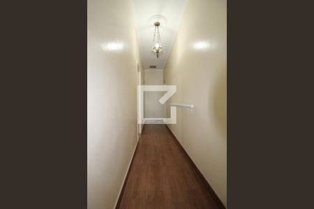 Casa à venda com 300m², 4 quartos e 5 vagasCorredor (piso superior)