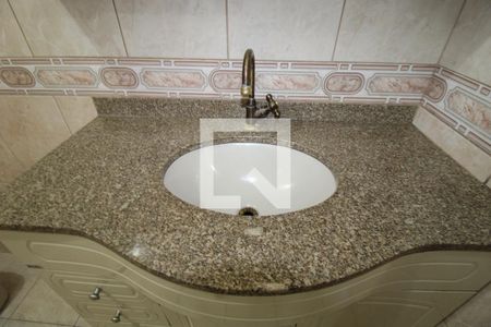Casa à venda com 300m², 4 quartos e 5 vagasBanheiro social (piso superior)