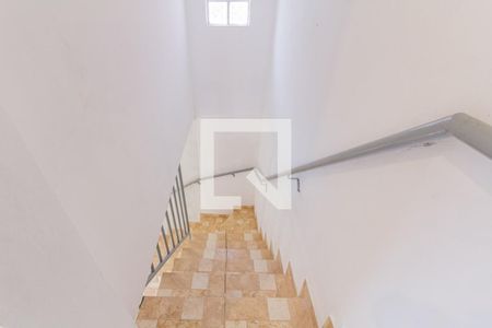 Casa para alugar com 180m², 4 quartos e 1 vaga Casa para alugar com 180m², 4 quartos e 1 vagaEscada