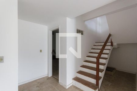 Casa de condomínio à venda com 270m², 3 quartos e sem vagaEscada