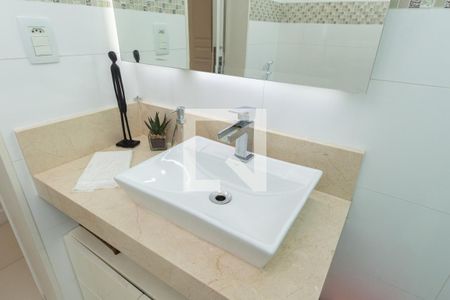 Apartamento à venda com 77m², 2 quartos e 1 vagaDetalhe do banheiro social