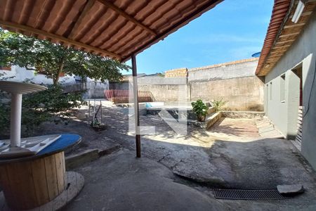 Casa à venda com 200m², 2 quartos e 2 vagas Casa à venda com 200m², 2 quartos e 2 vagasQuintal